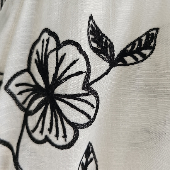 NWT Kindred Sleeveless Black and White Embroidered Floral V-Neck Blouse 3X - Picture 7 of 12